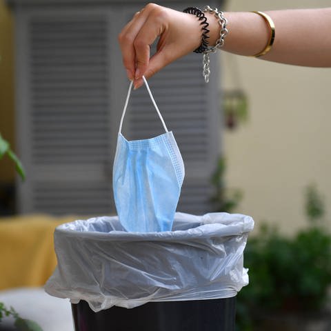 Ein Mundschutz sollte nach Verwendung in den Müll und nicht irgendwo in der Natur oder auf der Straße entsorgt werden.