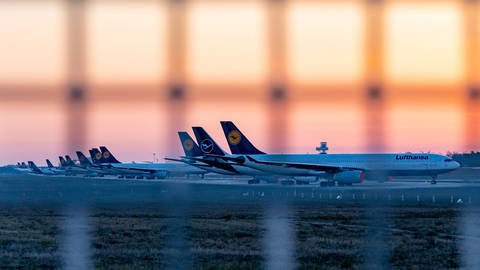 Am Frankfurter Flughafen werden die meisten Flugzeuge derzeit nur geparkt - die Coronakrise verschafft der Umwelt zumindest eine kurze "Verschnaufpause". (Foto: IMAGO, imago images/onemorepicture)