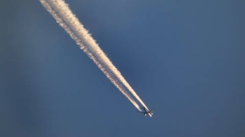 Flugzeug mit Kondensstreifen (Foto: IMAGO, imago images/Martin Wagner)