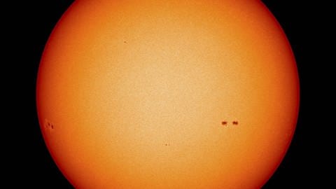 Auch unsere Sonne hat Sonnenflecken. Die sind allerdings winzig im Vergleich zu den riesigen Flecken des Sterns Beteigeuze.