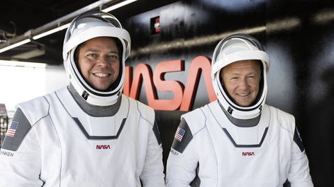 Die NASA-Astronauten Robert Behnken (l.) und Douglas Hurley (r.) sind die ersten bei Asronauten an Bord der CrewDragon. (Foto: IMAGO, imago images/UPI Photo)