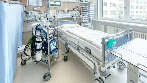 In Deutschland ist die Versorgung mit Intensivbetten relativ gut. Doch eine ungebremste Ausbreitung einer Pandemie würde auch das deutsche Gesundheitssystem wohl nicht verkraften. (Foto: IMAGO, imago images/Max Stein)