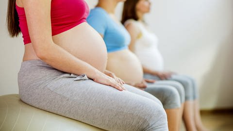 Schwangere Frauen sitzen auf Fitness-Bällen (Foto: Colourbox, Colourbox)