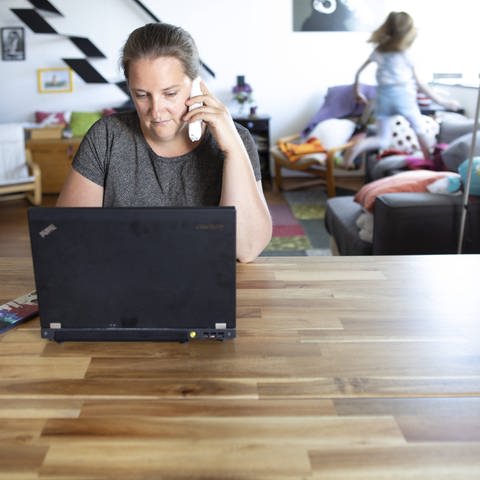 Durch die Corona-Pandemie arbeiten jetzt viele Menschen im Home-Office. (Foto: IMAGO, imago)