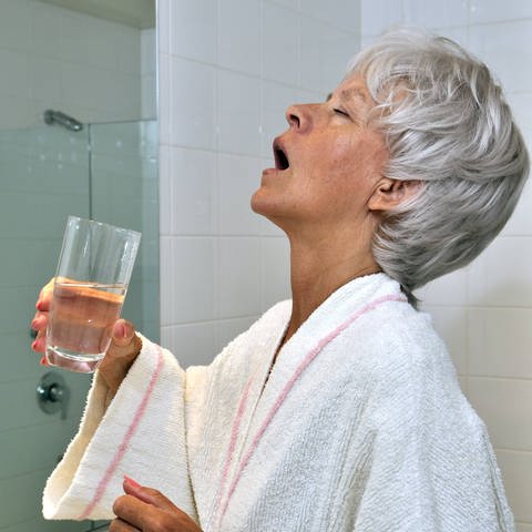 Viele Menschen nutzen Mundspülungen zur Bekämpfung von Bakterien im Mundraum. (Foto: IMAGO, imago/Paul von Stroheim)