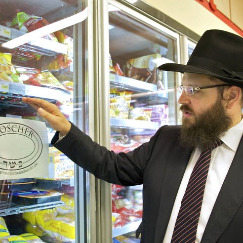 Rabbiner Yehuda Teichtal in einem Laden in der Berliner Güntzelstraße, in dem Milch, Fleisch, Käse und viele andere koscher produzierte Produkte angeboten werden (Foto: IMAGO, imago stock&people)