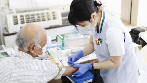 In Phase 3 soll der neue Impfstoff vor allem bei medizinischem Personal und auch älteren Personen getestet werden. (Foto: IMAGO, imago images/Kyodo News)
