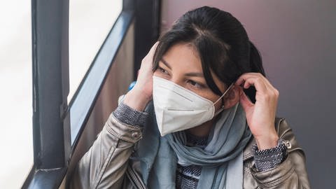 Die Einhaltung von Hygieneregeln, ein Mund-Nasen-Schutz und Abstand halten können die Ausbreitung von Viren eindämmen - das gilt für Corona- wie auch für Grippeviren. (Foto: IMAGO, imago)
