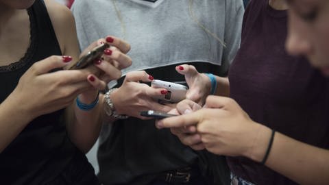 Smartphones gehören gerade unter Jugendlichen zum Alltag. Doch die Grenzen zur Onlinesucht sind fließend.  (Foto: IMAGO, imago/Bildgehege)