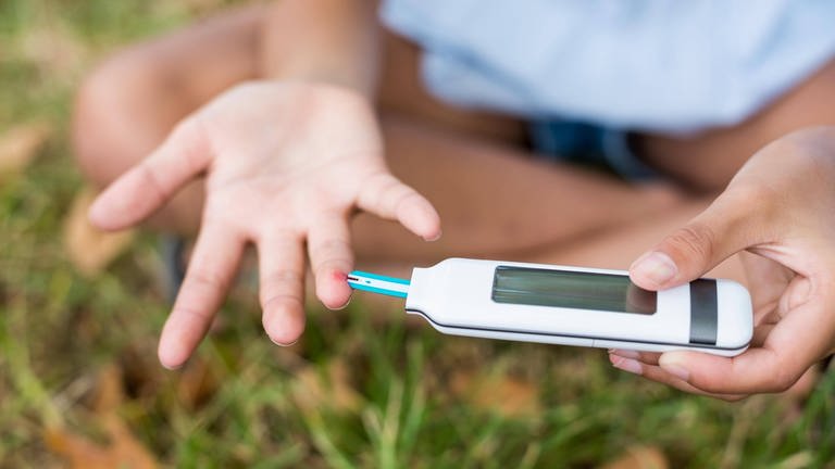 Diabetiker checken ihren Blutzucker regelmäßig mit einem Glukose-Meßgerät.  (Foto: IMAGO, imago images / Panthermedia)