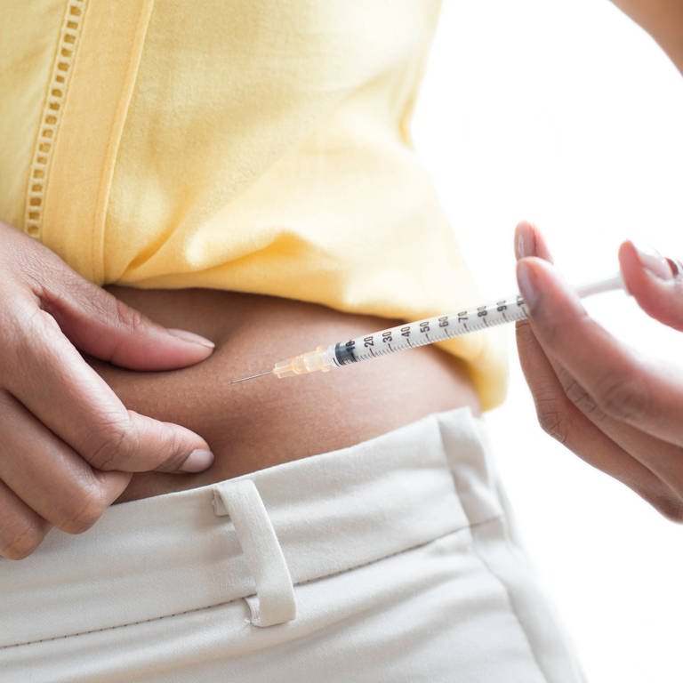 Diabetiker lernen sich das nötige Insulin selbst zu injizieren. Bei einem Patienten in Kiel hat sich offenbar durch eine Covid-19 Infektion ein Diabetes entwickelt. 