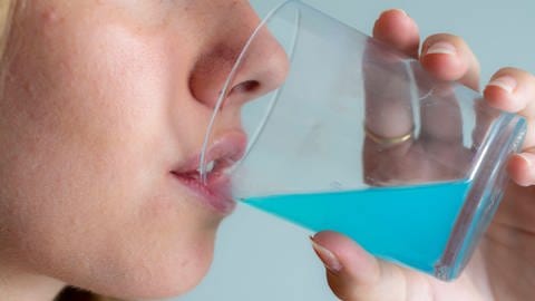 Gurgeln mit antiseptischer Mundspülung kann offenbar kurzfristig die Viruslast da senken, wo das größte Ansteckungspotenzial herkommt, nämlich im Mund-Rachen-Raum. 