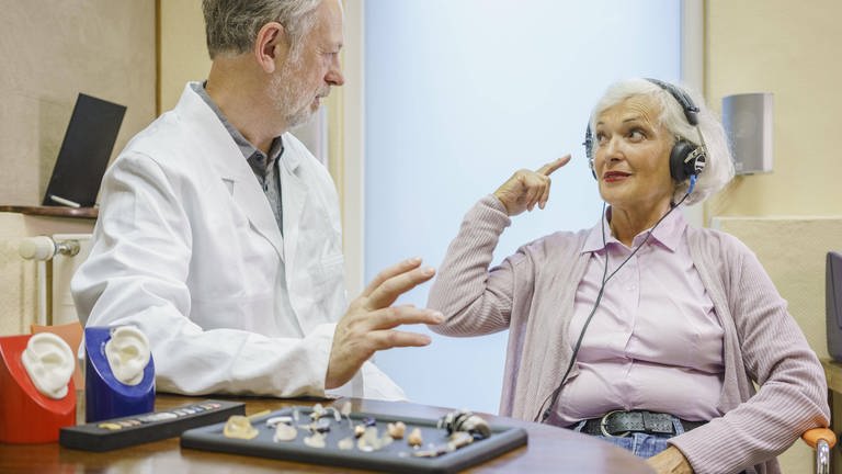 Tinnitus trifft oft auch ältere Menschen. Da Medikamente meist wenig helfen, suchen Forschende nach alternativen Methoden. (Symbolfoto) (Foto: IMAGO,  imago/fStop Images)