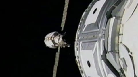 1998 koppeln sich das erste russische und das erste amerikanische ISS-Modul mit einem Verbindungsknoten zusammen. So entsteht die erste Mini-Station. (Foto: NASA)