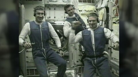 Die erste Besatzung an Bord der Internationalen Raumstation waren der US-Astronaut William Shepherd und seine russischen Kollegen Juri Gidsenko und Sergei Krikaljow. Sie kamen im Jahr 2000 und mussten die ISS erstmal zum Laufen bringen.  (Foto: NASA)