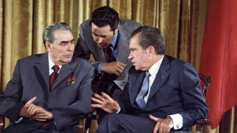 US-Präsident Richard Nixon und Leonid Breschnew, Generalsekretär der Kommunistischen Partei der Sowjetunion planen das erste gemeinsame Raumfahrtprojekt der beiden Supermächte.      (Foto: IMAGO, imago images / Everett Collection)