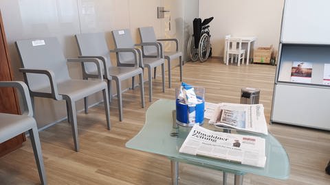 Wartezimmer einer Arztpraxis (Foto: IMAGO, imago images / Geisser)