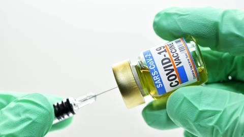 Die FDA hat ihre Zulassungsbestimmungen für eine Notfall-Zulassung verschärft. Sie fordert Sicherheitsdaten von mindestens zwei Monaten nach Verabreichung der letzten Impfstoffdosis. (Foto: IMAGO, imago images / Christian Ohde)