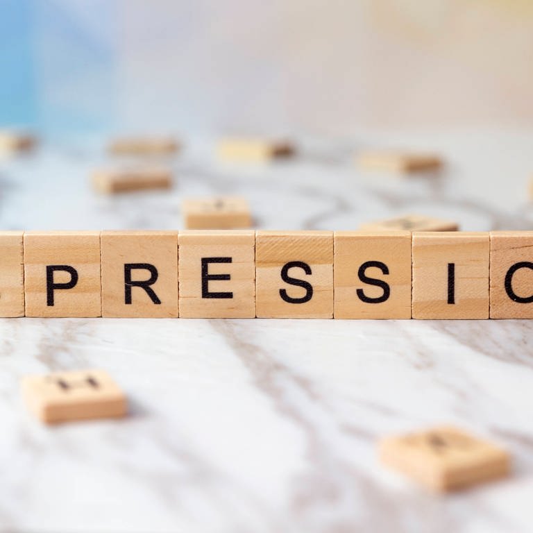Scrabblesteine bilden das Wort Depression