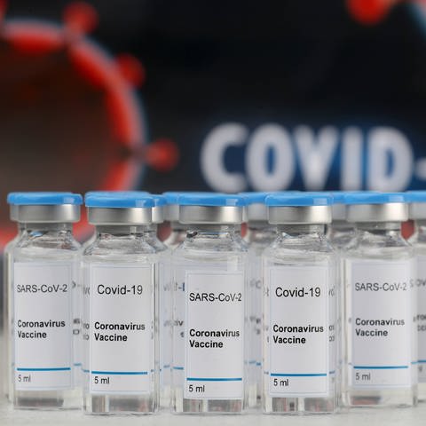 Covid-19-Impfdosen in Gläsern