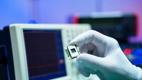 Ein Mikrochip im Labor (Foto: ard-foto s1)