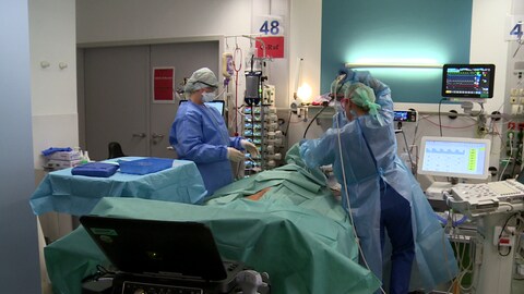 Personal auf der Intensivsation behandelt Covid-19 Patienten