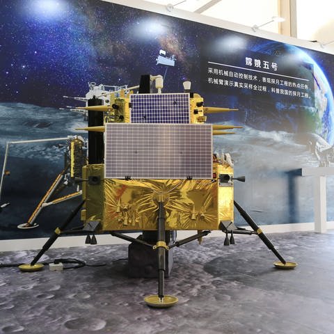 Ein Modell des chinesischen Chang´e-5 Landers während einer Austellung. (Foto: IMAGO, imago images/VCG)