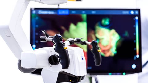 Der Roboterarm KINEVO mit Bildschirm (Foto: ard-foto s1, Copyright: Deutscher Zukunftspreis Ansgar Pudenz)