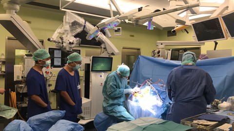 Eine Operation, bei der der Roboter KINEVO zum Einsatz kommt. (Foto: ard-foto s1)