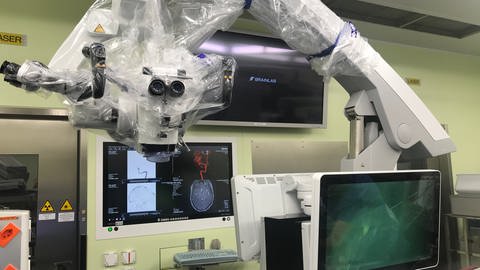 KINEVO, das robotische Visualisierungssystem für Mikrochirurgie im OP-Saal (Foto: ard-foto s1)