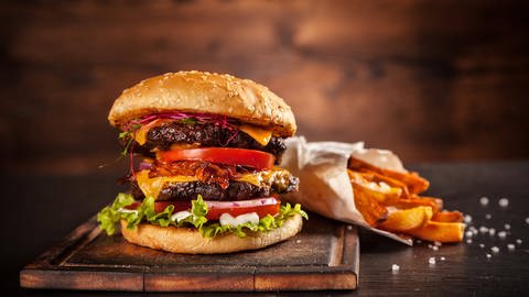 Burger mit Rindfleisch (Foto: IMAGO, imago images / Cavan Images)