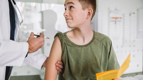 Der Biontech Impfstoff ist nach Aussage von Biontech-Gründer Ugur Sahin auch an über hundert Jugendlichen zwischen 16 und 18 Jahren getestet worden (Foto: IMAGO, imago images / Westend61)