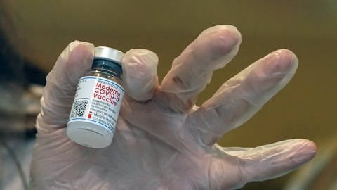 Person mit Moderna Impfstoff in der Hand (Foto: IMAGO, imago images / UPI Photo)