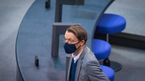 Karl Lauterbach mit Schutzmaske im Bundestag (Foto: IMAGO, imago images/Christian Spicker)