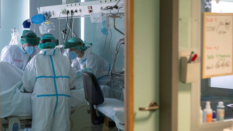 Pflegekräfte auf einer Intensivstation (Foto: IMAGO, imago images / Agencia EFE)