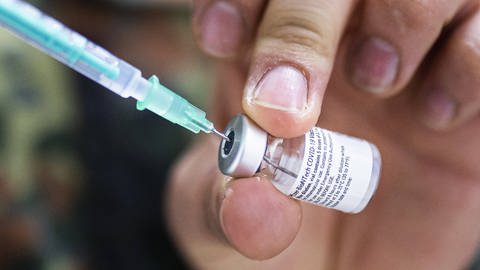 Spritze mit dem Corona-Impfstoff von BiontechPfizer (Foto: IMAGO, imago images / photothek)