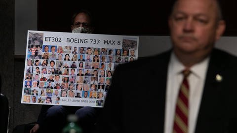 Ein Hinterbliebener erinnert mit einem Plakat an die Personen, die starben, als im Juni 2018 eine Boeing 737 Max 8 der Ethiopian Airlines abstürzte.