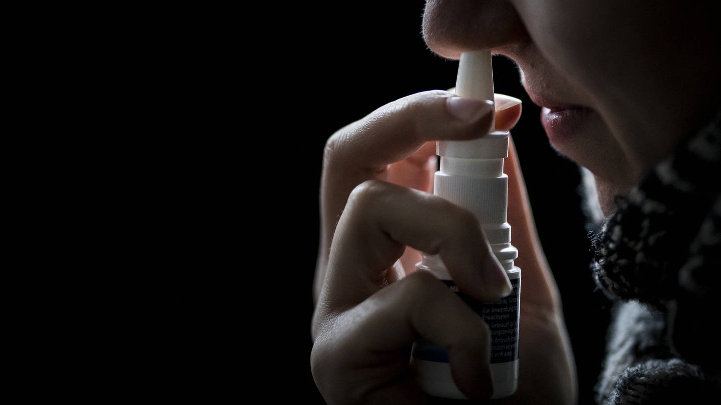 Derzeit werden verschiedene Nasensprays zur Eindämmung von Coronaviren getestet. (Foto: IMAGO, imago images/photothek)