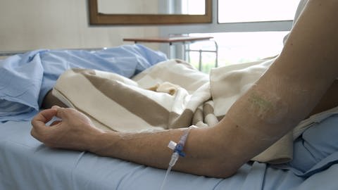 Arm eines Krebspatient im Krankenhaus (Foto: picture-alliance / Reportdienste, picture-alliance / BSIP / RAGUET H.)