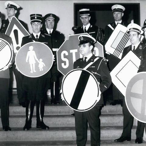 Viele neue Schilder und internationale Regelungen gelten seit dem 1. März 1971 im Straßenverkehr.