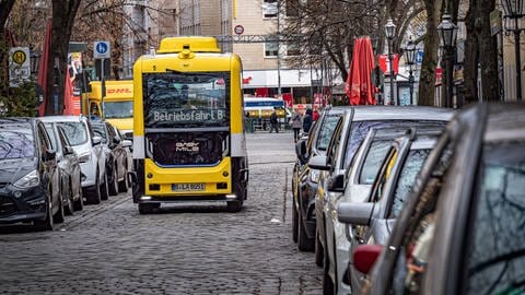 Ein selbstfahrender Elektrobus in Berlin. Die Straßenverkehrsordnung wird auf das autonome Fahren reagieren müssen. (Foto: IMAGO, imago images/Jürgen Ritter)