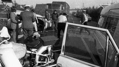 Ein Verkehrsunfall bei Dortmund im Jahr 1971. Seit die neue Straßenverkehrsordnung in Kraft getreten ist, ist die Zahl der Verkehrstoten zurückgegangen. (Foto: IMAGO, imago images/Klaus Rose)