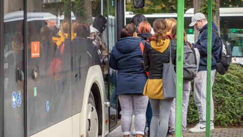 Jugendliche steigen in Bus ein (Foto: IMAGO, IMAGO / 7aktuell)