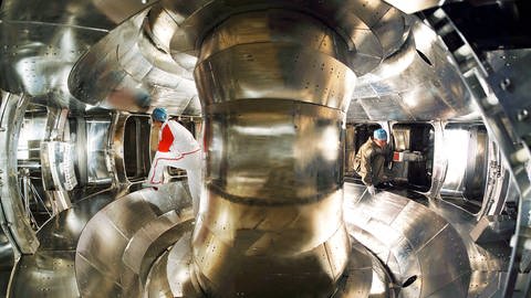 Innenansicht eines experimentellen Fusionsreaktors in Hefei, China: mit Metall verkleidete Wände erinnern an die Form eines Gugelhupfs von innen (Foto: IMAGO, IMAGO / Xinhua)