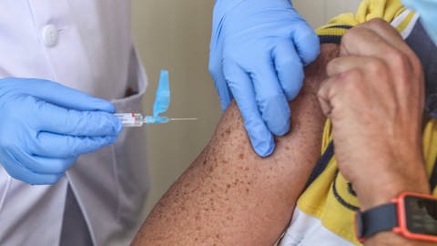 Zulassungsprozesse für den Corona-Impfstoffe laufen über die europäische Arzneimittelbehörde EMA. (Foto: IMAGO, imago images / ZUMA Wire)