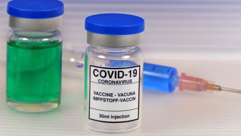 Die Impfungen gegen das neuen Coronavirus gelten als wichtiger Pfeiler im Kampf gegen die Pandemie. Doch wirken die Impfstoffe auch noch bei Virusmuationen? (Symbolbild Impfspritze) (Foto: IMAGO, imago images/Martin Wagner)