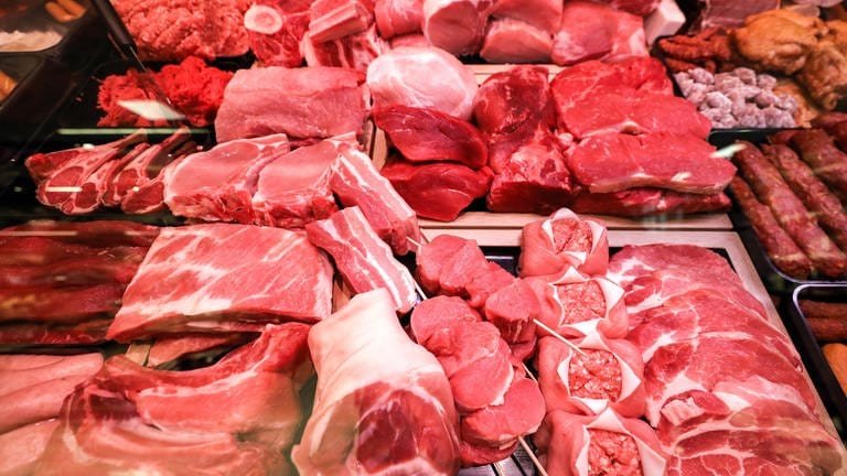 Verschiedene Sorten Schweinefleisch und Rindfleisch liegen in einer Fleischtheke.