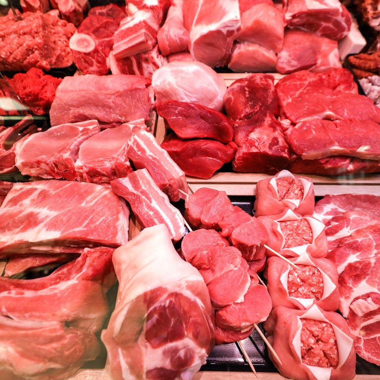Verschiedene Sorten Schweinefleisch und Rindfleisch liegen in einer Fleischtheke. (Foto: dpa Bildfunk, picture alliance/dpa/dpa-Zentralbild | Jan Woitas)