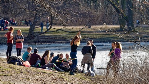 Gruppe junger Menschen im Treptower Park, Februar 2021,  Bei einigen Menschen lässt die Disziplin bei der Einhaltung der Corona-Regeln nach.