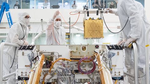 Moxie ist ein Instrument in Autobatteriegröße, das aus der Marsatmosphäre Kohlendioxid, also CO2 sammelt und die Kohlendioxidmoleküle elektrochemisch in Sauerstoff- und Kohlenmonoxidmoleküle aufspaltet. (Foto: IMAGO, imago Images/NASA)